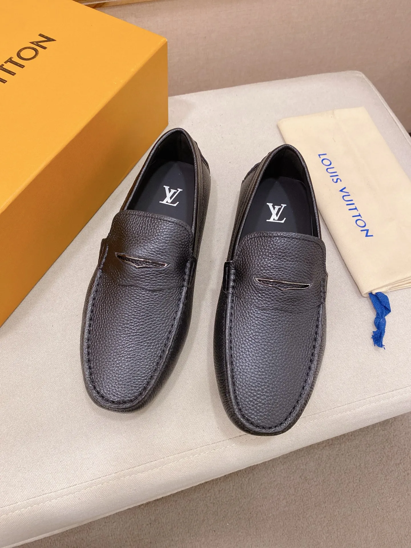Factory price: 500💰High-end quality! LV 🆕🆕Exclusive hot-selling products in stock🔥🔥New products on the shelves, high-quality Ferragamo men's pea shoes, high-end casual driving shoes, with complete packaging! 💪 💪 Material: imported pebbled cowhide 🐂 + imported high-quality buffalo leather lining + wear-resistant outsole 👍🏻👍🏻 Features: high-end and comfortable, purely handmade 🚀 🚀 Create the perfect shoe that suits you best 🔥 🔥 Size: (38-44) Can be customized to 45 standard size!